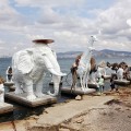 15. İstanbul Bienali'nden Bir Kare: Deniz Kıyısında Şapkalı Beyaz Fil