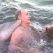 Vladimir Putin Yunuslarla Oynuyor