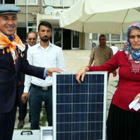 Hüseyin Sözlü Köylüye Elektrik Üretim Paneli Dağıttı