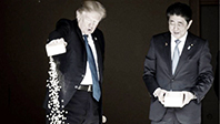 Trump Japon Balıklarına Yem Verirken