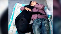 &Ccedil;ocukla K&ouml;pek Birbirlerine Sarılarak Uyudular