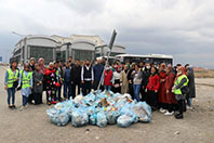 Ağrı'da G&ouml;n&uuml;ll&uuml;ler &Ccedil;evre Temizliği Yaptılar